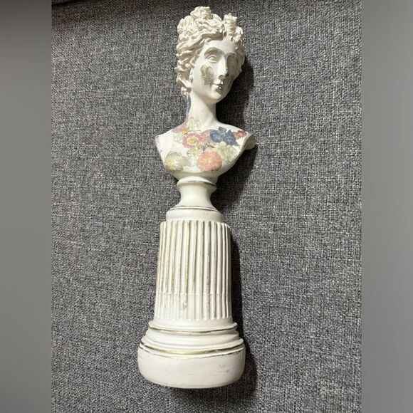 Greek Roman Goddess Sculpture - Picture 2 of 6